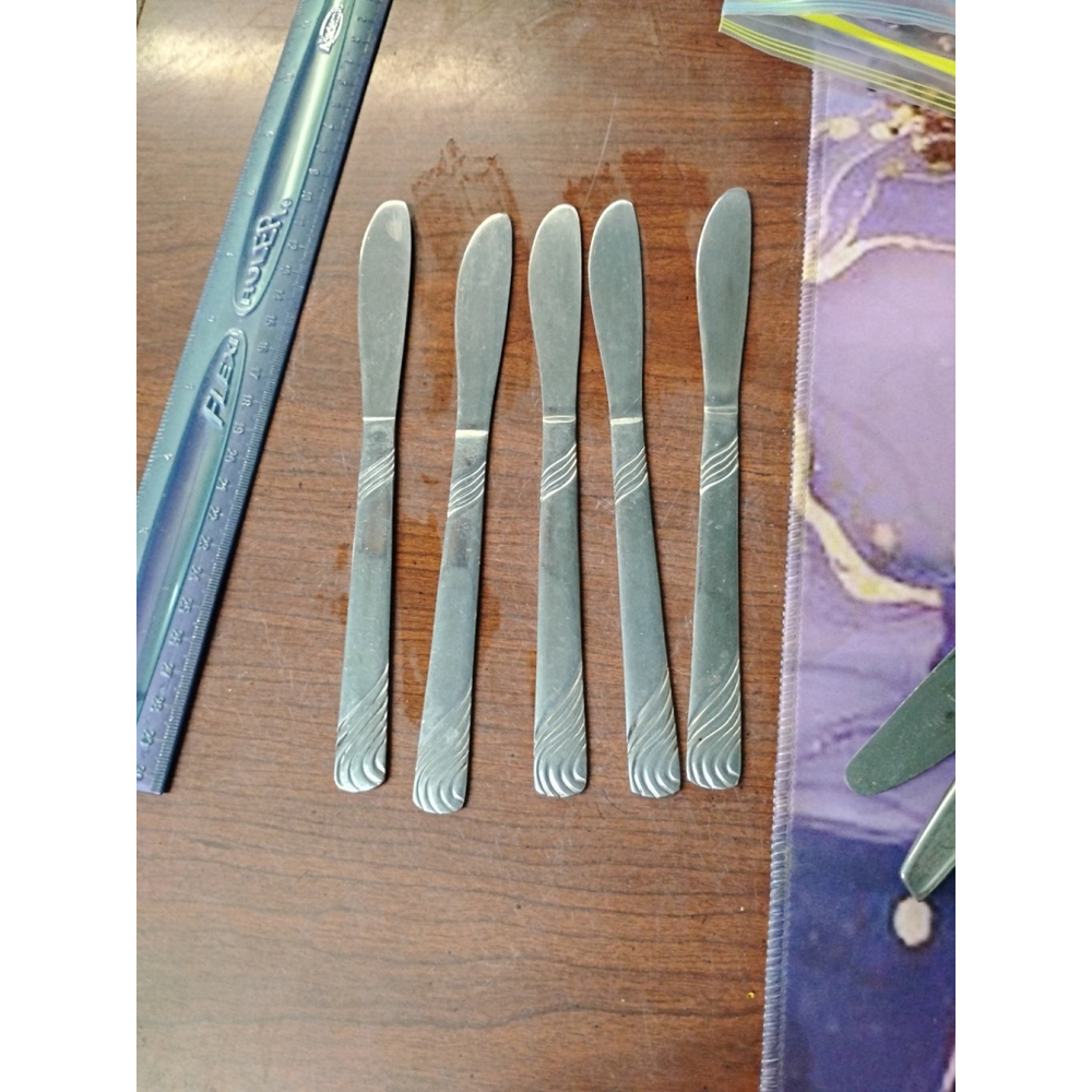 Stainless China Dinner Knives 6 swirl grooves on handle tips 8 1/8" set of 5